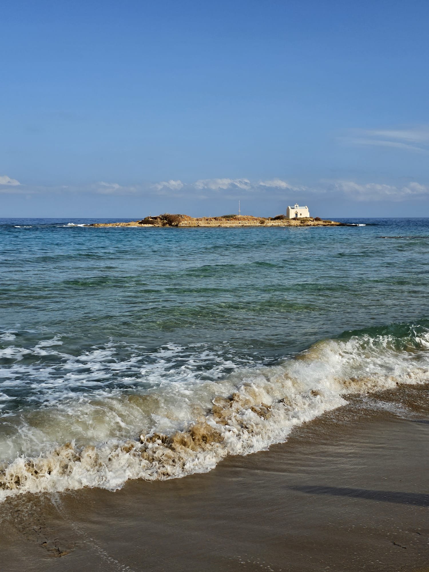 Blick vom Potamos Beach auf die kleine Kapelle auf der Insel